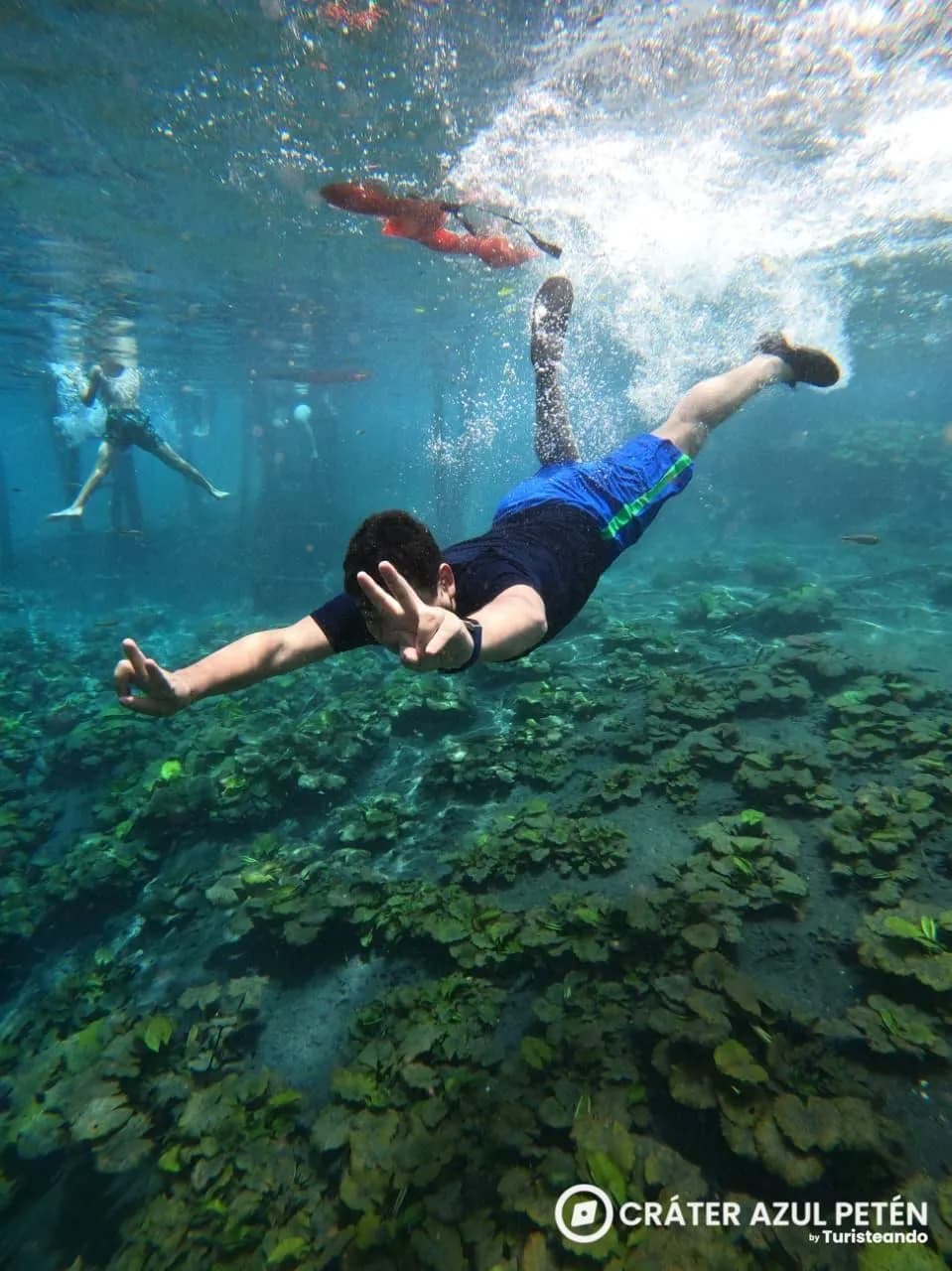 Viajeros disfrutando de las aguas turquesas del Cráter Azul