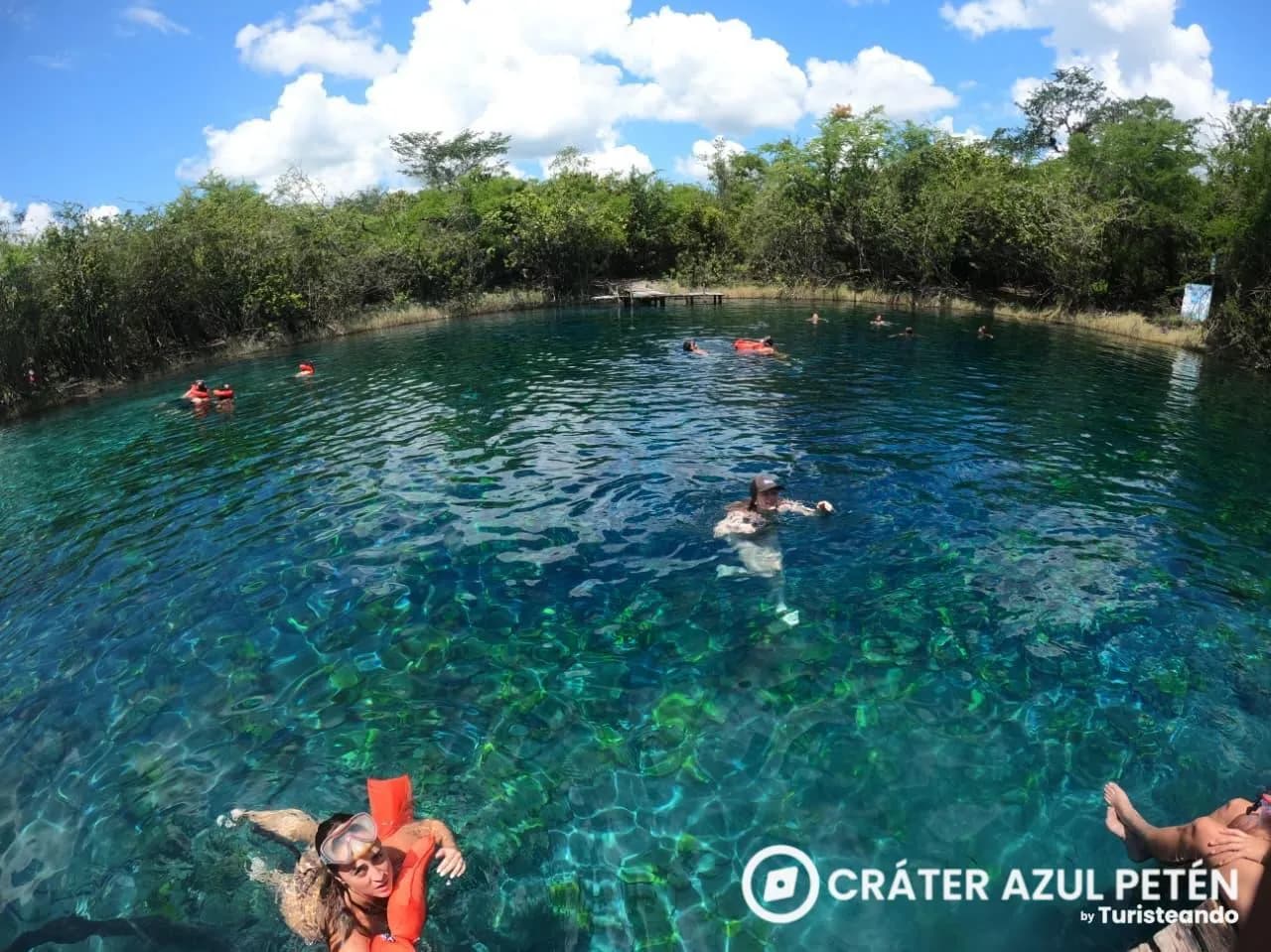 Aguas turquesas del Cráter Azul en Petén, Guatemala