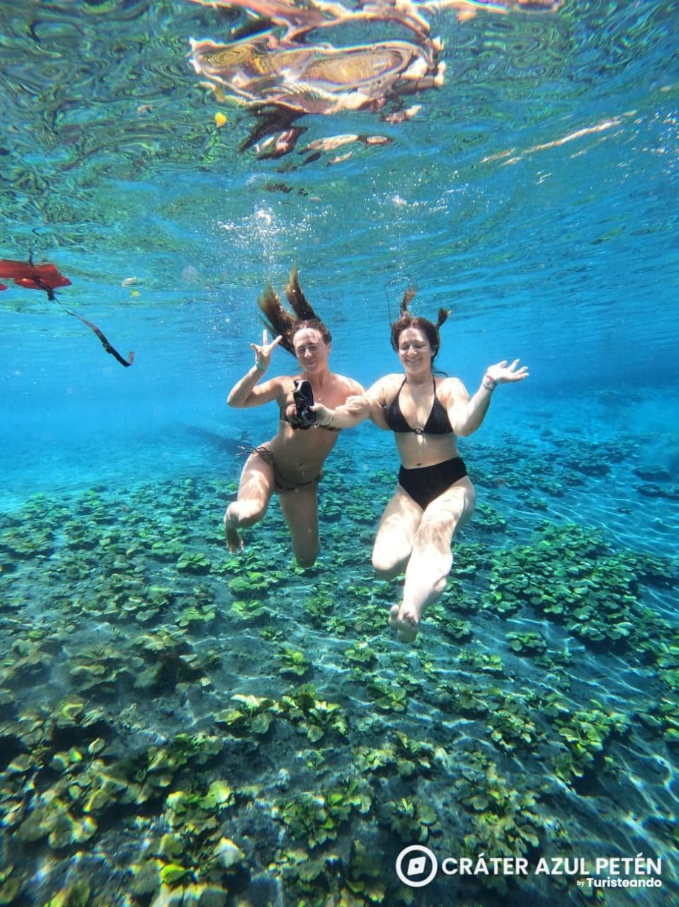 Nadadores en las aguas turquesas y cristalinas del Cráter Azul