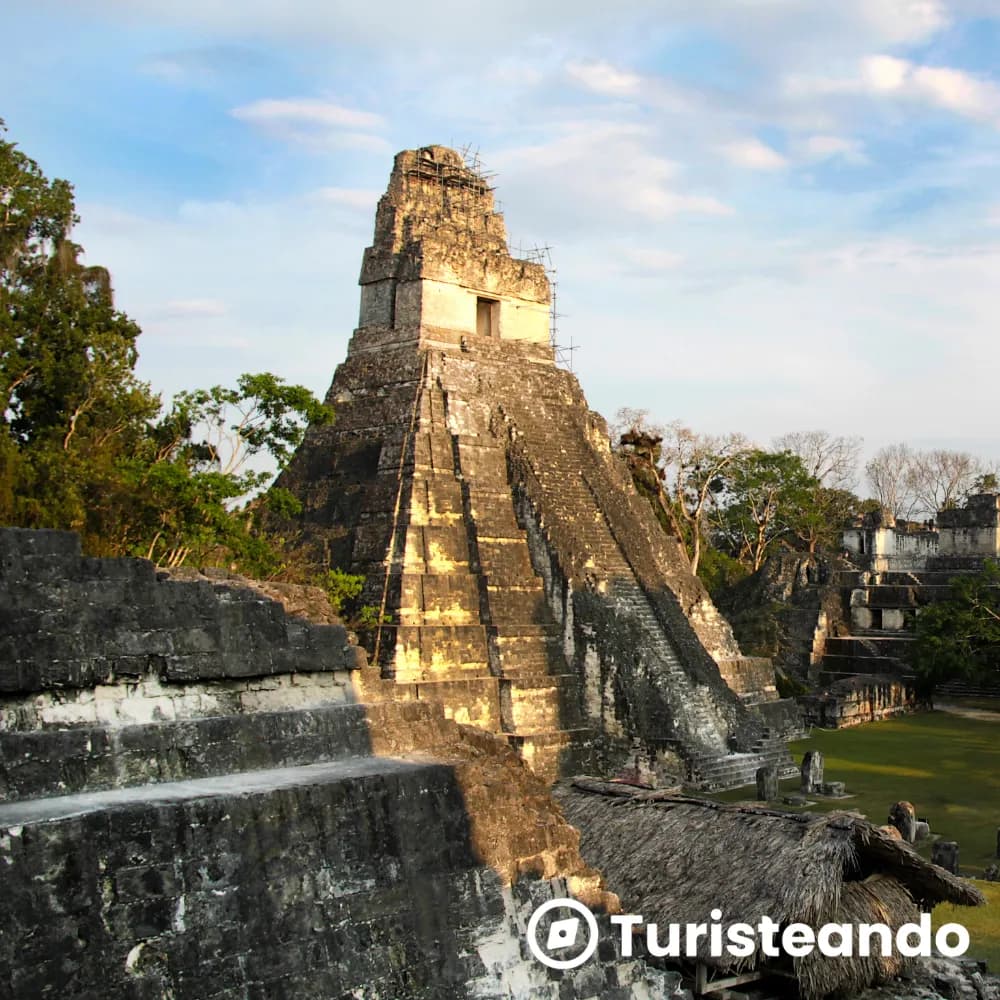 Amanecer entre la selva y los templos de Tikal