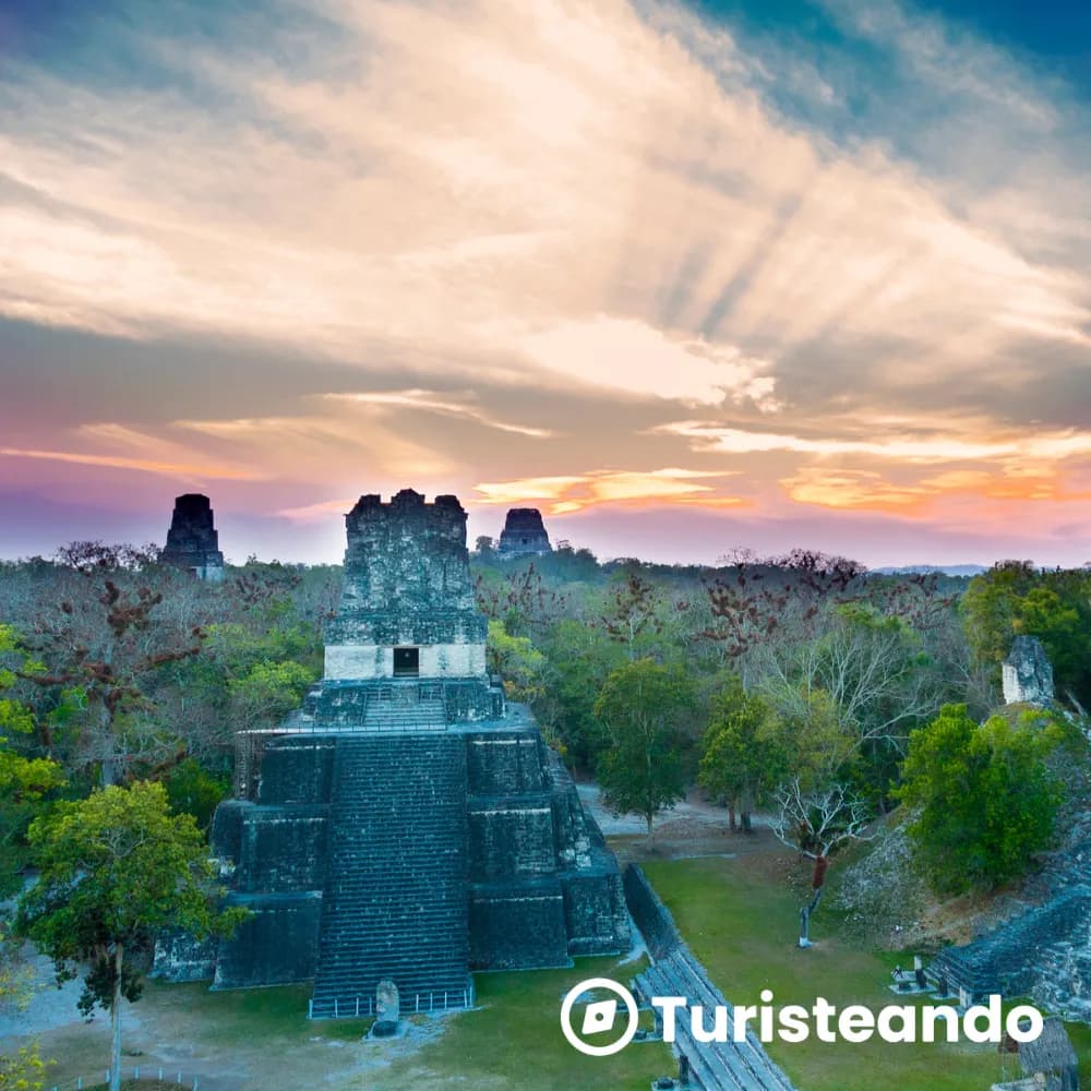 Atardecer sobre los templos de Tikal