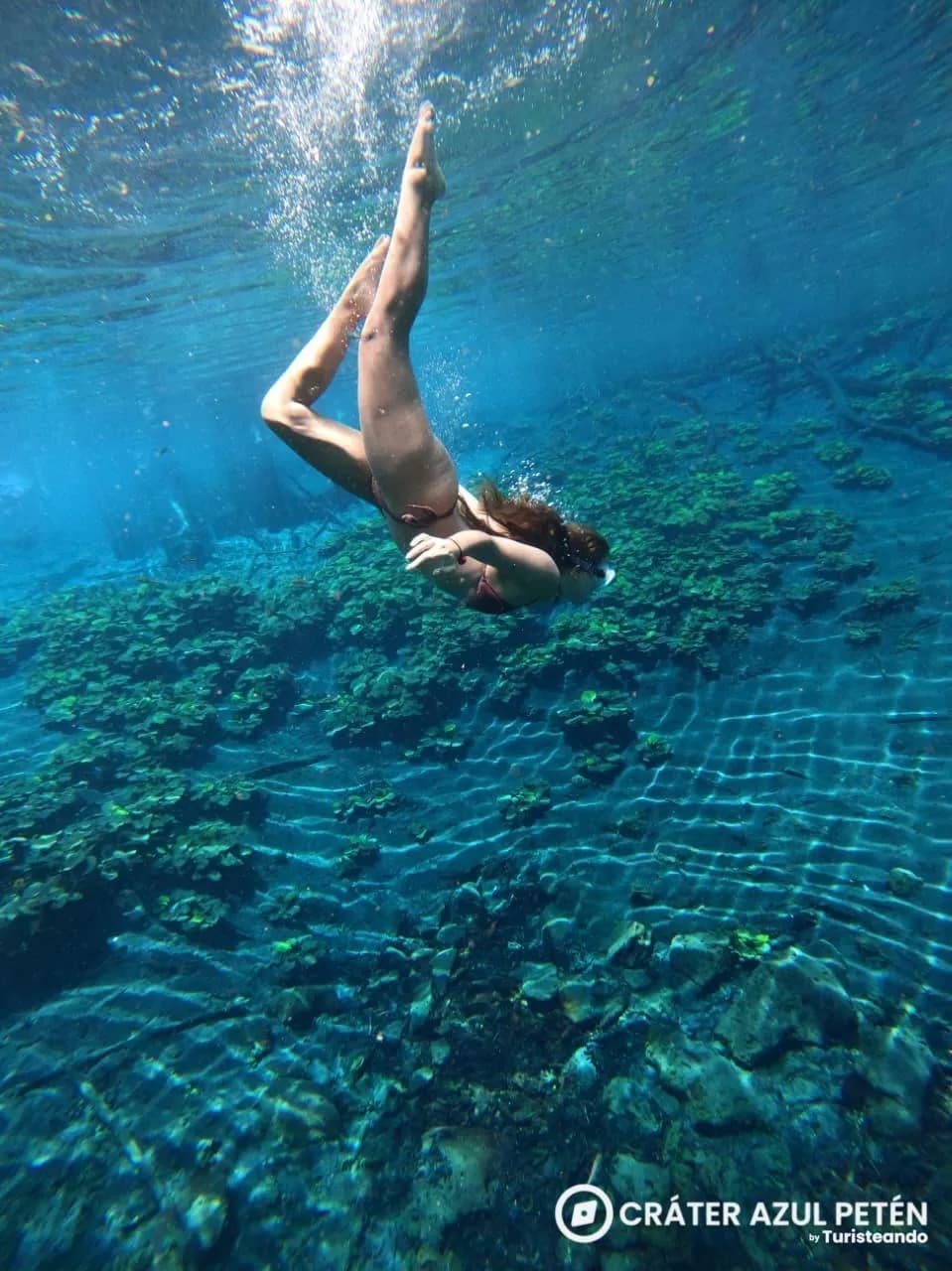 Lancha navegando el Río La Pasión rumbo al Cráter Azul